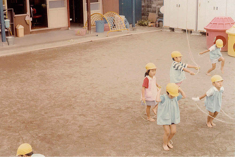 昭和60年(1985年)頃<br>園庭での縄跳び