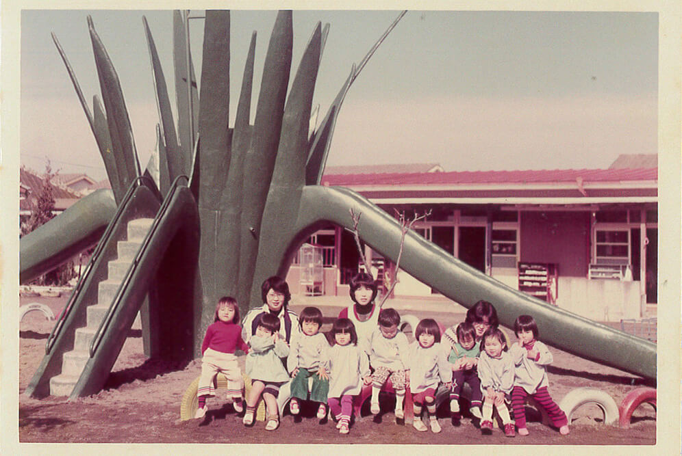 昭和54年頃の園舎と<br>花菖蒲の滑り台